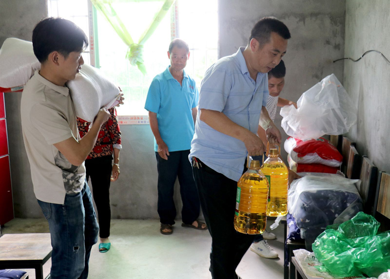 向貧困地區捐款捐物，同時推動就業扶貧